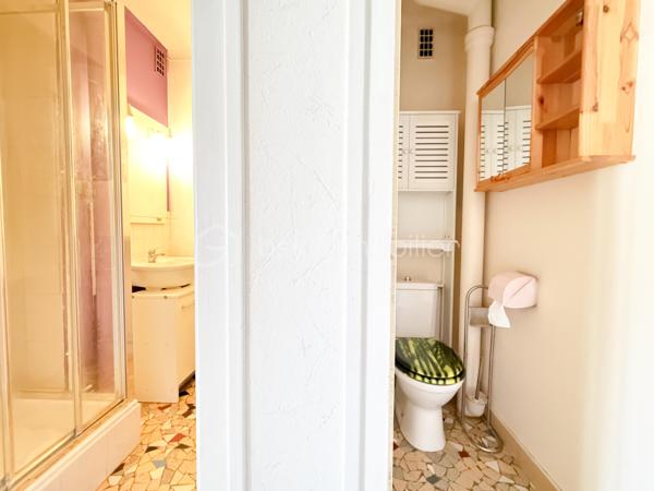 Dans un quartier calme, à Dijon, un appartement T3 traversant au premier étage, comprenant, une entrée, une pièce de vie avec son balcon ensoleillé, une cuisine, deux chambres, une salle d'eau, un wc séparé.

Chauffage individuel gaz, chauffe-eau électrique, fenêtres PVC et volets électriques récents.
Un garage et une cave complètent avantageusement ce bien.