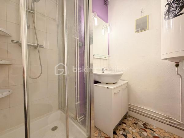 Dans un quartier calme, à Dijon, un appartement T3 traversant au premier étage, comprenant, une entrée, une pièce de vie avec son balcon ensoleillé, une cuisine, deux chambres, une salle d'eau, un wc séparé.

Chauffage individuel gaz, chauffe-eau électrique, fenêtres PVC et volets électriques récents.
Un garage et une cave complètent avantageusement ce bien.