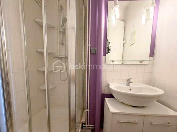 Dans un quartier calme, à Dijon, un appartement T3 traversant au premier étage, comprenant, une entrée, une pièce de vie avec son balcon ensoleillé, une cuisine, deux chambres, une salle d'eau, un wc séparé.

Chauffage individuel gaz, chauffe-eau électrique, fenêtres PVC et volets électriques récents.
Un garage et une cave complètent avantageusement ce bien.
