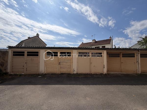 Dans un quartier calme, à Dijon, un appartement T3 traversant au premier étage, comprenant, une entrée, une pièce de vie avec son balcon ensoleillé, une cuisine, deux chambres, une salle d'eau, un wc séparé.

Chauffage individuel gaz, chauffe-eau électrique, fenêtres PVC et volets électriques récents.
Un garage et une cave complètent avantageusement ce bien.