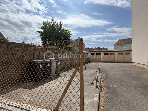 Dans un quartier calme, à Dijon, un appartement T3 traversant au premier étage, comprenant, une entrée, une pièce de vie avec son balcon ensoleillé, une cuisine, deux chambres, une salle d'eau, un wc séparé.

Chauffage individuel gaz, chauffe-eau électrique, fenêtres PVC et volets électriques récents.
Un garage et une cave complètent avantageusement ce bien.