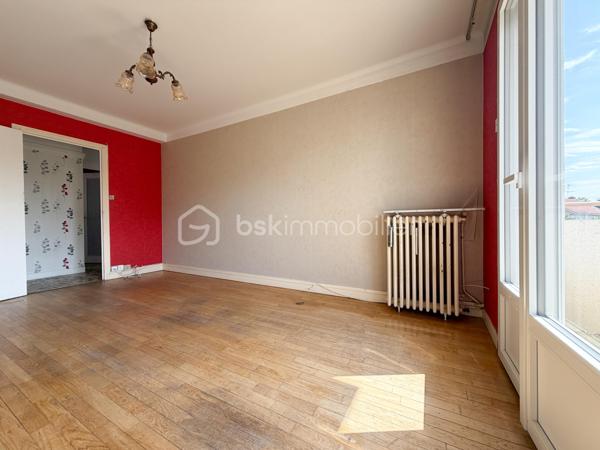 Dans un quartier calme, à Dijon, un appartement T3 traversant au premier étage, comprenant, une entrée, une pièce de vie avec son balcon ensoleillé, une cuisine, deux chambres, une salle d'eau, un wc séparé.

Chauffage individuel gaz, chauffe-eau électrique, fenêtres PVC et volets électriques récents.
Un garage et une cave complètent avantageusement ce bien.