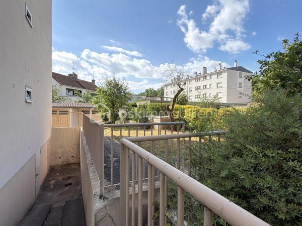 Dans un quartier calme, à Dijon, un appartement T3 traversant au premier étage, comprenant, une entrée, une pièce de vie avec son balcon ensoleillé, une cuisine, deux chambres, une salle d'eau, un wc séparé.

Chauffage individuel gaz, chauffe-eau électrique, fenêtres PVC et volets électriques récents.
Un garage et une cave complètent avantageusement ce bien.