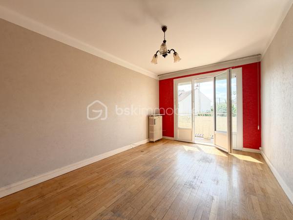 Dans un quartier calme, à Dijon, un appartement T3 traversant au premier étage, comprenant, une entrée, une pièce de vie avec son balcon ensoleillé, une cuisine, deux chambres, une salle d'eau, un wc séparé.

Chauffage individuel gaz, chauffe-eau électrique, fenêtres PVC et volets électriques récents.
Un garage et une cave complètent avantageusement ce bien.