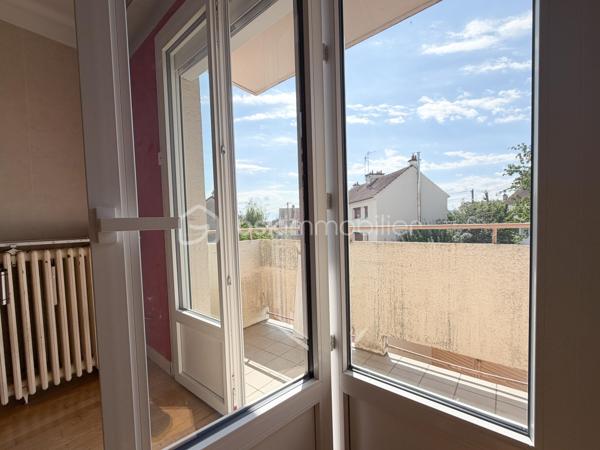 Dans un quartier calme, à Dijon, un appartement T3 traversant au premier étage, comprenant, une entrée, une pièce de vie avec son balcon ensoleillé, une cuisine, deux chambres, une salle d'eau, un wc séparé.

Chauffage individuel gaz, chauffe-eau électrique, fenêtres PVC et volets électriques récents.
Un garage et une cave complètent avantageusement ce bien.