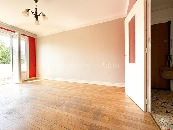 Dans un quartier calme, à Dijon, un appartement T3 traversant au premier étage, comprenant, une entrée, une pièce de vie avec son balcon ensoleillé, une cuisine, deux chambres, une salle d'eau, un wc séparé.

Chauffage individuel gaz, chauffe-eau électrique, fenêtres PVC et volets électriques récents.
Un garage et une cave complètent avantageusement ce bien.