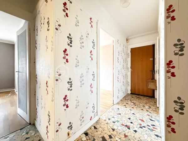 Dans un quartier calme, à Dijon, un appartement T3 traversant au premier étage, comprenant, une entrée, une pièce de vie avec son balcon ensoleillé, une cuisine, deux chambres, une salle d'eau, un wc séparé.

Chauffage individuel gaz, chauffe-eau électrique, fenêtres PVC et volets électriques récents.
Un garage et une cave complètent avantageusement ce bien.