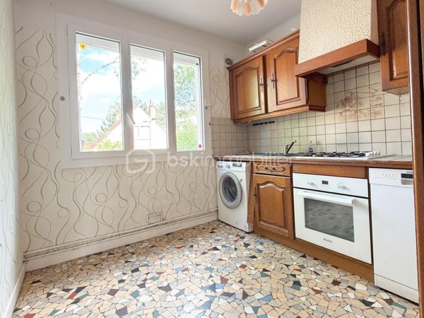 Dans un quartier calme, à Dijon, un appartement T3 traversant au premier étage, comprenant, une entrée, une pièce de vie avec son balcon ensoleillé, une cuisine, deux chambres, une salle d'eau, un wc séparé.

Chauffage individuel gaz, chauffe-eau électrique, fenêtres PVC et volets électriques récents.
Un garage et une cave complètent avantageusement ce bien.