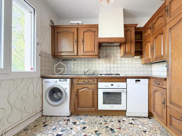 Dans un quartier calme, à Dijon, un appartement T3 traversant au premier étage, comprenant, une entrée, une pièce de vie avec son balcon ensoleillé, une cuisine, deux chambres, une salle d'eau, un wc séparé.

Chauffage individuel gaz, chauffe-eau électrique, fenêtres PVC et volets électriques récents.
Un garage et une cave complètent avantageusement ce bien.