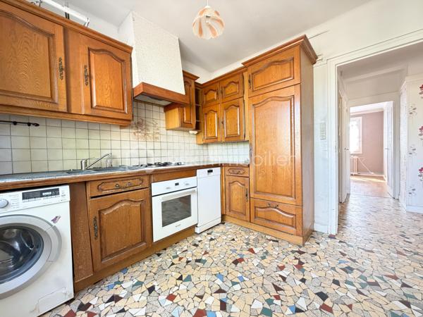 Dans un quartier calme, à Dijon, un appartement T3 traversant au premier étage, comprenant, une entrée, une pièce de vie avec son balcon ensoleillé, une cuisine, deux chambres, une salle d'eau, un wc séparé.

Chauffage individuel gaz, chauffe-eau électrique, fenêtres PVC et volets électriques récents.
Un garage et une cave complètent avantageusement ce bien.