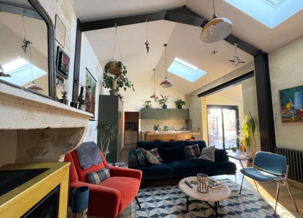 BEGLES (33) - COUP DE COEUR - MAISON RÉNOVÉE PAR ARCHITECTE - POSSIBILITE D'EXTENSION - GARAGE - DANS IMPASSE AU CALME