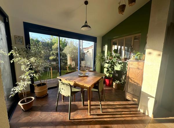 BEGLES (33) - COUP DE COEUR - MAISON RÉNOVÉE PAR ARCHITECTE - POSSIBILITE D'EXTENSION - GARAGE - DANS IMPASSE AU CALME