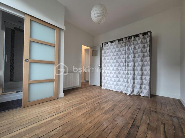 Entièrement repeint, isolé et fenêtres en double vitrage, cet appartement F2 offre un cadre de vie confortable à deux pas des transports et des commerces.

Il comprend : une entrée avec couloir desservant des WC séparés, une vaste chambre de près de 14 m² incluant une salle d’eau privative. Un séjour lumineux d’environ 18 m² et une cuisine aménagée séparée.

Les plus : une cave, une dépendance dans la cour commune et une place de stationnement dans un parking sécurisé avec portail.