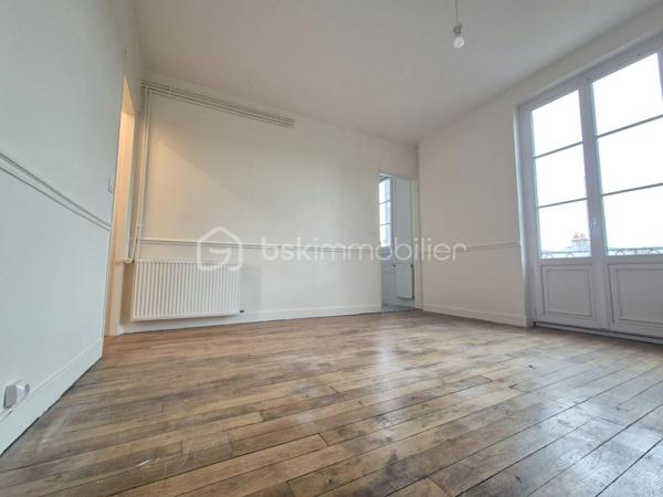 Entièrement repeint, isolé et fenêtres en double vitrage, cet appartement F2 offre un cadre de vie confortable à deux pas des transports et des commerces.

Il comprend : une entrée avec couloir desservant des WC séparés, une vaste chambre de près de 14 m² incluant une salle d’eau privative. Un séjour lumineux d’environ 18 m² et une cuisine aménagée séparée.

Les plus : une cave, une dépendance dans la cour commune et une place de stationnement dans un parking sécurisé avec portail.