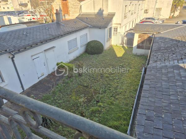 Entièrement repeint, isolé et fenêtres en double vitrage, cet appartement F2 offre un cadre de vie confortable à deux pas des transports et des commerces.

Il comprend : une entrée avec couloir desservant des WC séparés, une vaste chambre de près de 14 m² incluant une salle d’eau privative. Un séjour lumineux d’environ 18 m² et une cuisine aménagée séparée.

Les plus : une cave, une dépendance dans la cour commune et une place de stationnement dans un parking sécurisé avec portail.