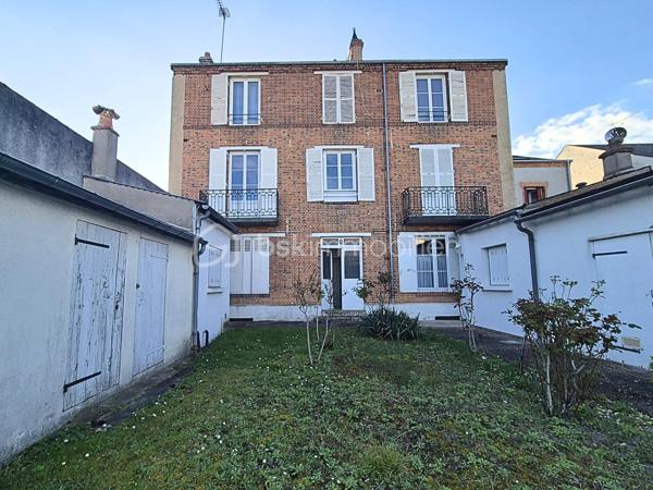 Entièrement repeint, isolé et fenêtres en double vitrage, cet appartement F2 offre un cadre de vie confortable à deux pas des transports et des commerces.

Il comprend : une entrée avec couloir desservant des WC séparés, une vaste chambre de près de 14 m² incluant une salle d’eau privative. Un séjour lumineux d’environ 18 m² et une cuisine aménagée séparée.

Les plus : une cave, une dépendance dans la cour commune et une place de stationnement dans un parking sécurisé avec portail.