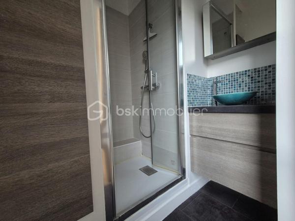 Entièrement repeint, isolé et fenêtres en double vitrage, cet appartement F2 offre un cadre de vie confortable à deux pas des transports et des commerces.

Il comprend : une entrée avec couloir desservant des WC séparés, une vaste chambre de près de 14 m² incluant une salle d’eau privative. Un séjour lumineux d’environ 18 m² et une cuisine aménagée séparée.

Les plus : une cave, une dépendance dans la cour commune et une place de stationnement dans un parking sécurisé avec portail.