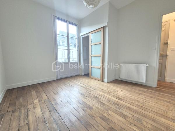 Entièrement repeint, isolé et fenêtres en double vitrage, cet appartement F2 offre un cadre de vie confortable à deux pas des transports et des commerces.

Il comprend : une entrée avec couloir desservant des WC séparés, une vaste chambre de près de 14 m² incluant une salle d’eau privative. Un séjour lumineux d’environ 18 m² et une cuisine aménagée séparée.

Les plus : une cave, une dépendance dans la cour commune et une place de stationnement dans un parking sécurisé avec portail.