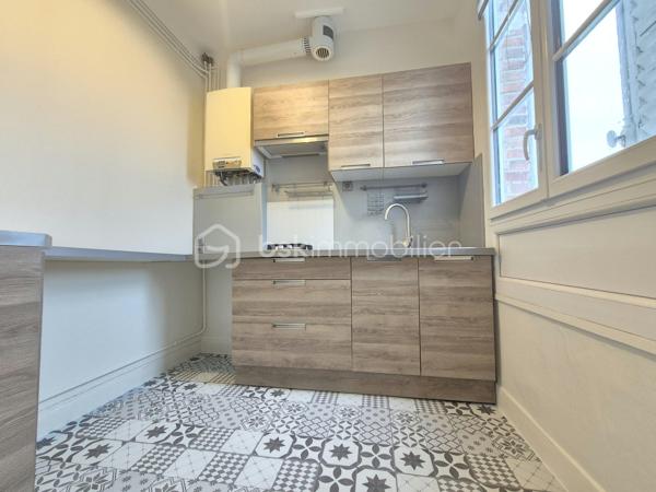 Entièrement repeint, isolé et fenêtres en double vitrage, cet appartement F2 offre un cadre de vie confortable à deux pas des transports et des commerces.

Il comprend : une entrée avec couloir desservant des WC séparés, une vaste chambre de près de 14 m² incluant une salle d’eau privative. Un séjour lumineux d’environ 18 m² et une cuisine aménagée séparée.

Les plus : une cave, une dépendance dans la cour commune et une place de stationnement dans un parking sécurisé avec portail.