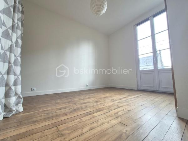 Entièrement repeint, isolé et fenêtres en double vitrage, cet appartement F2 offre un cadre de vie confortable à deux pas des transports et des commerces.

Il comprend : une entrée avec couloir desservant des WC séparés, une vaste chambre de près de 14 m² incluant une salle d’eau privative. Un séjour lumineux d’environ 18 m² et une cuisine aménagée séparée.

Les plus : une cave, une dépendance dans la cour commune et une place de stationnement dans un parking sécurisé avec portail.