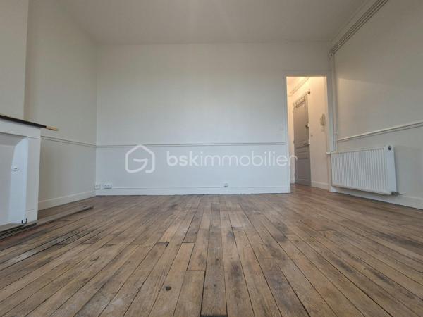 Entièrement repeint, isolé et fenêtres en double vitrage, cet appartement F2 offre un cadre de vie confortable à deux pas des transports et des commerces.

Il comprend : une entrée avec couloir desservant des WC séparés, une vaste chambre de près de 14 m² incluant une salle d’eau privative. Un séjour lumineux d’environ 18 m² et une cuisine aménagée séparée.

Les plus : une cave, une dépendance dans la cour commune et une place de stationnement dans un parking sécurisé avec portail.
