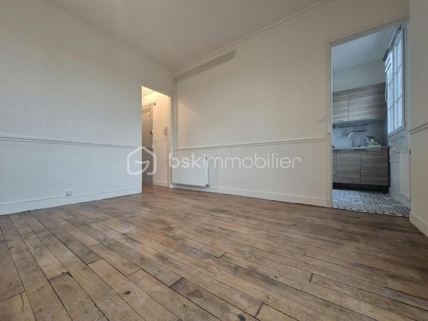 Entièrement repeint, isolé et fenêtres en double vitrage, cet appartement F2 offre un cadre de vie confortable à deux pas des transports et des commerces.

Il comprend : une entrée avec couloir desservant des WC séparés, une vaste chambre de près de 14 m² incluant une salle d’eau privative. Un séjour lumineux d’environ 18 m² et une cuisine aménagée séparée.

Les plus : une cave, une dépendance dans la cour commune et une place de stationnement dans un parking sécurisé avec portail.