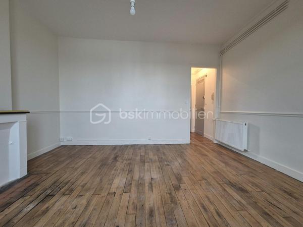 Entièrement repeint, isolé et fenêtres en double vitrage, cet appartement F2 offre un cadre de vie confortable à deux pas des transports et des commerces.

Il comprend : une entrée avec couloir desservant des WC séparés, une vaste chambre de près de 14 m² incluant une salle d’eau privative. Un séjour lumineux d’environ 18 m² et une cuisine aménagée séparée.

Les plus : une cave, une dépendance dans la cour commune et une place de stationnement dans un parking sécurisé avec portail.