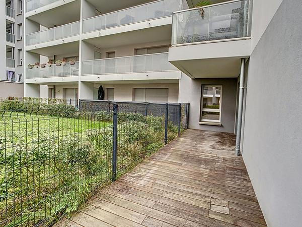 BRON - T1BIS AU RDC AVEC TERRASSE ET GARAGE